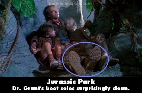 Phim Jurassic Park (Công viên khủng long), đoạn Grant và những đứa trẻ trèo lên cây và Tim kể chuyện cười, khán giả thấy đôi giầy của Grant vô cùng sạch sẽ. Điều này thật vô lý trong trường hợp anh vừa băng qua chặng đường mấy giờ đồng hồ trên mặt đất ẩm ướt và đầy bùn